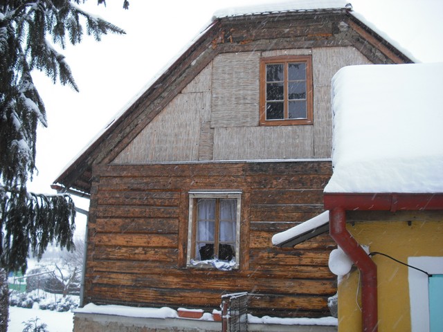 Pohled zepředu baráku.JPG